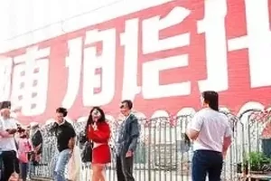 校门口糖水摊前排起长队的放学场景