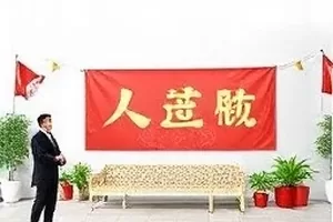 废品站里少年整理纸箱的背影