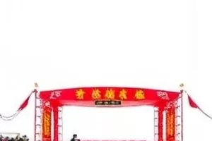 城中村天台上乐队排练的夜晚灯光
