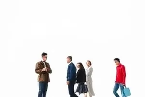 天桥下吉他手弹唱时的路灯与行人