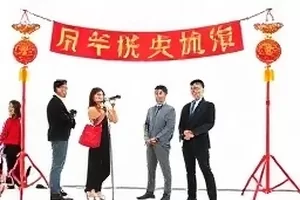 早市豆腐坊里冒着热气的一排豆腐