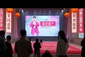 凌晨四点面包房操作台上刚出炉的面包