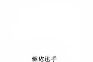 雨夜路口有人递出雨伞的剪影画面